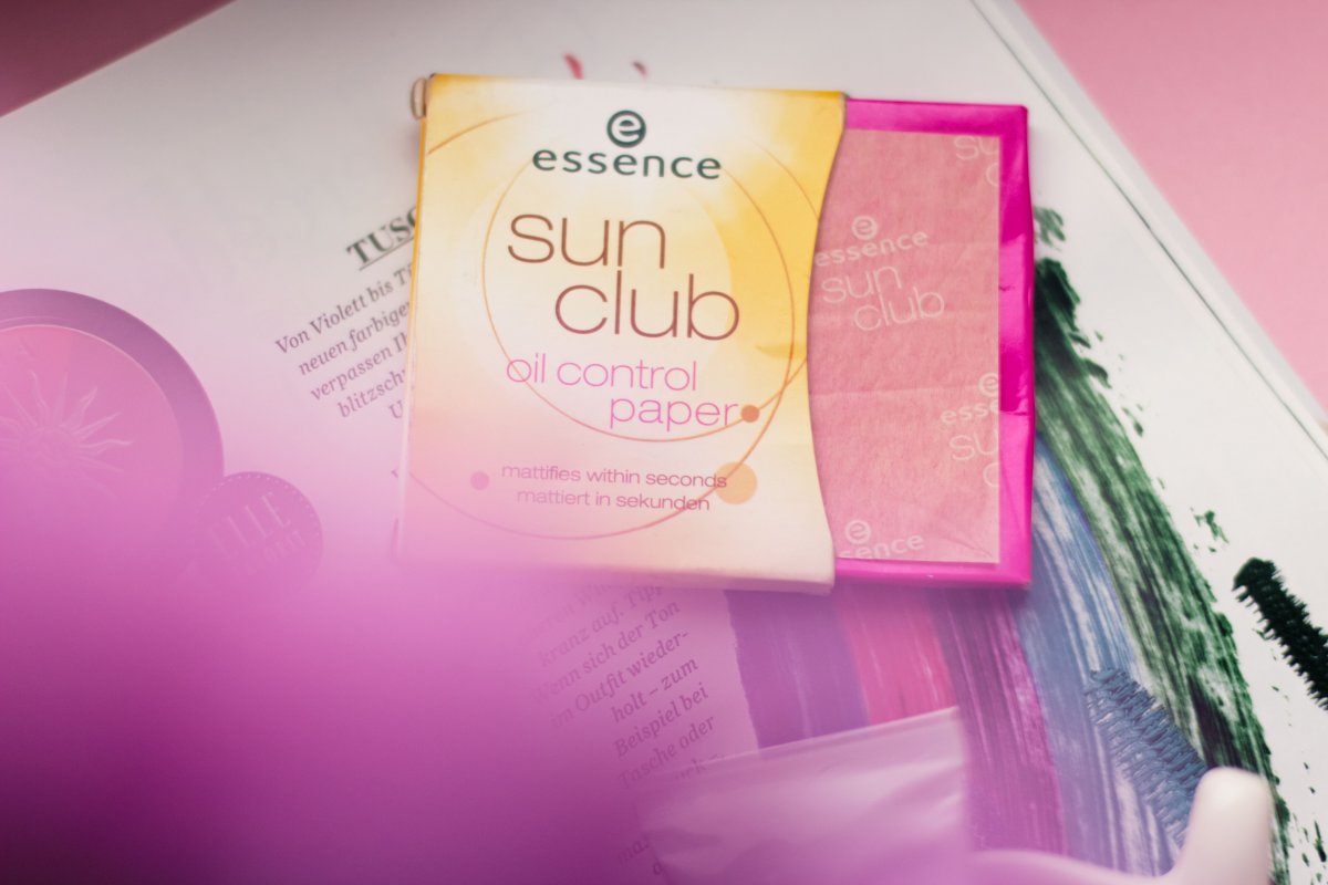 Kleidermädchen - essence sun club oil control paper