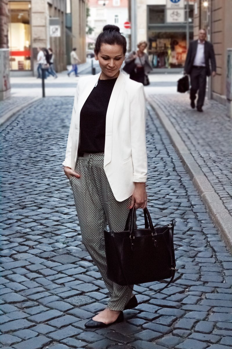 // weißer Blazer - H&M // schwarzes Shirt - Asos // Muster Hose - Zara // Ballerinas - H&M // Tasche - Zara // Nagellack essie - camera //