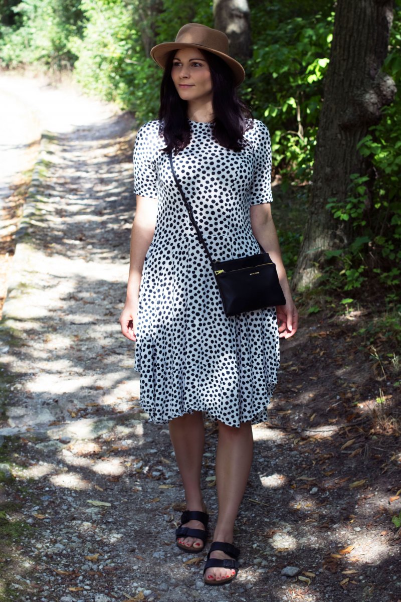 // Kleid - H&M // Hut - Topshop // Tasche - Mango // Sandalen - Birkenstock // Nagellack essie - romper room und meet me at sunset //