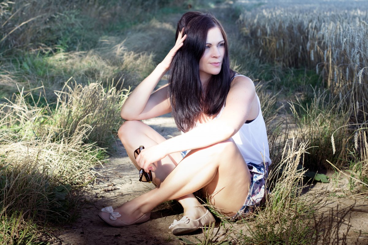 Jessy von Kleidermädchen shootet ein Outfit im Steigerwald in Erfurt.