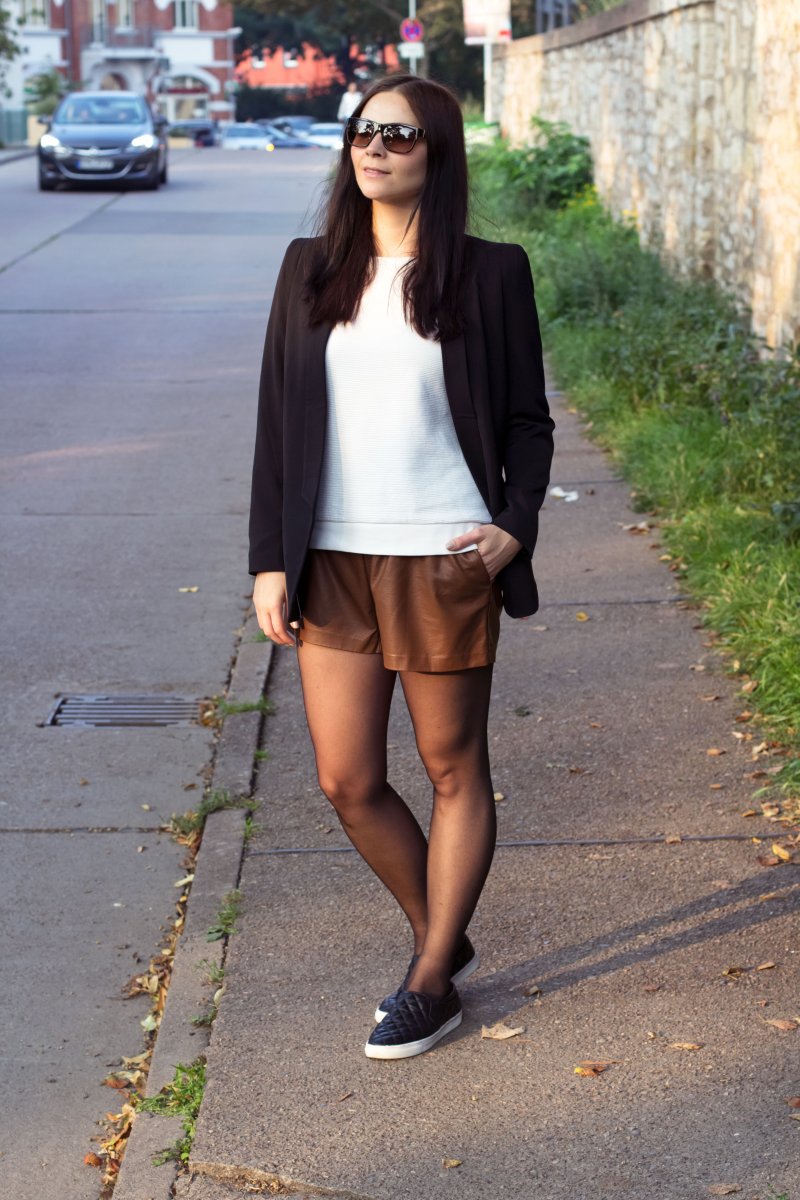 Kleidermädchen - Blazer, Ledershorts und Slip-Ons