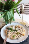 Kleidermädchen bereitet Tomaten-Mozarella Waffeln zu mit Rezept zum nach kochen.