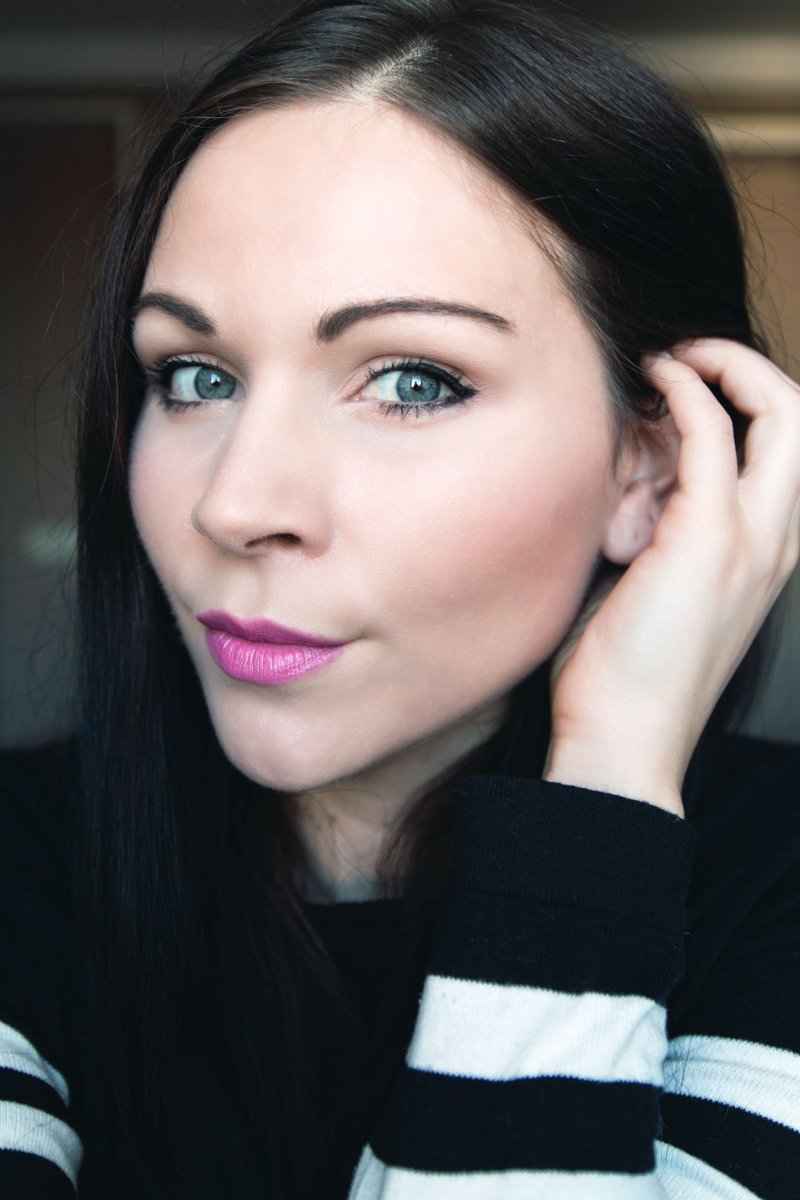 Kleidermädchen zeigt ihren täglichen Make-up Look im Frühling mit pinken Lippen.