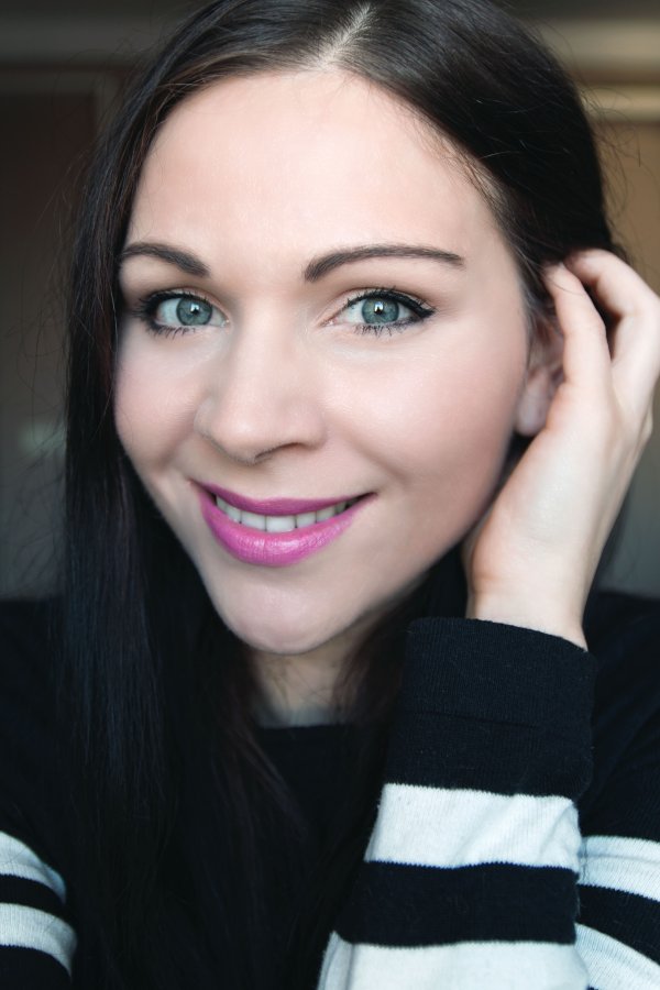 Kleidermädchen zeigt ihren täglichen Make-up Look im Frühling mit pinken Lippen.