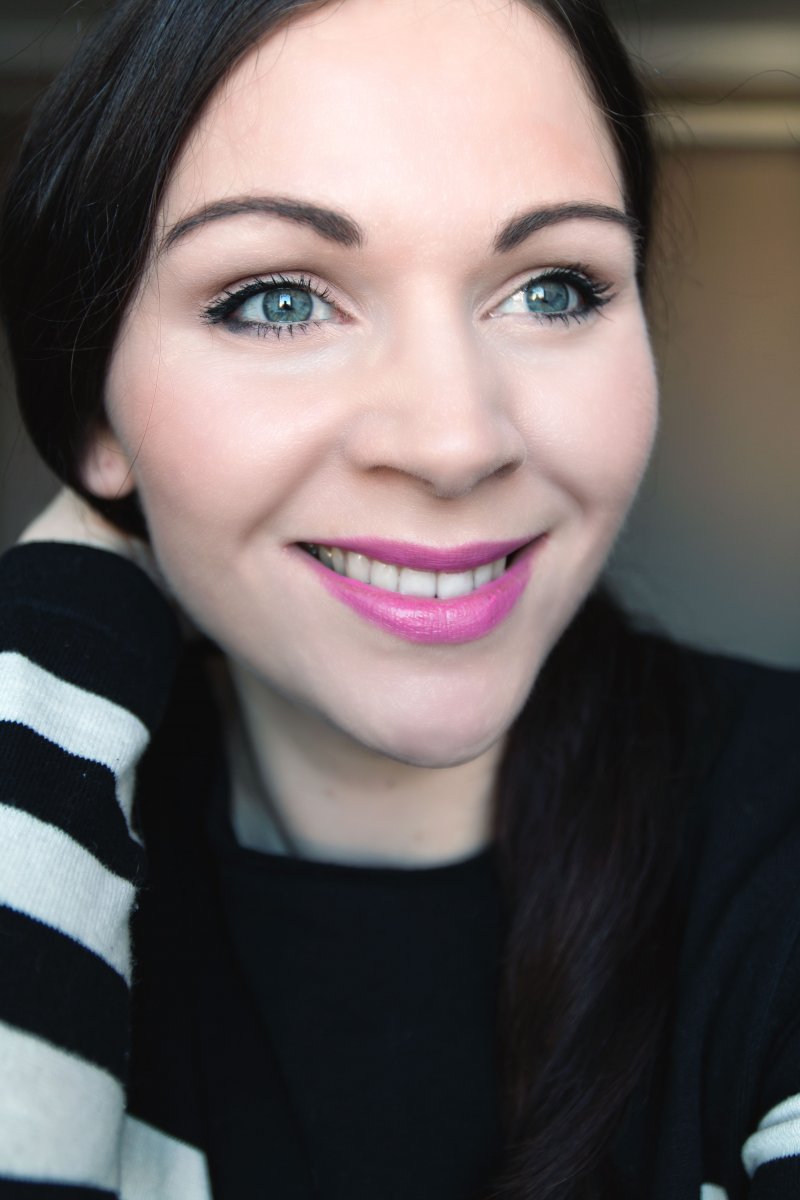 Kleidermädchen zeigt ihren täglichen Make-up Look im Frühling mit pinken Lippen.