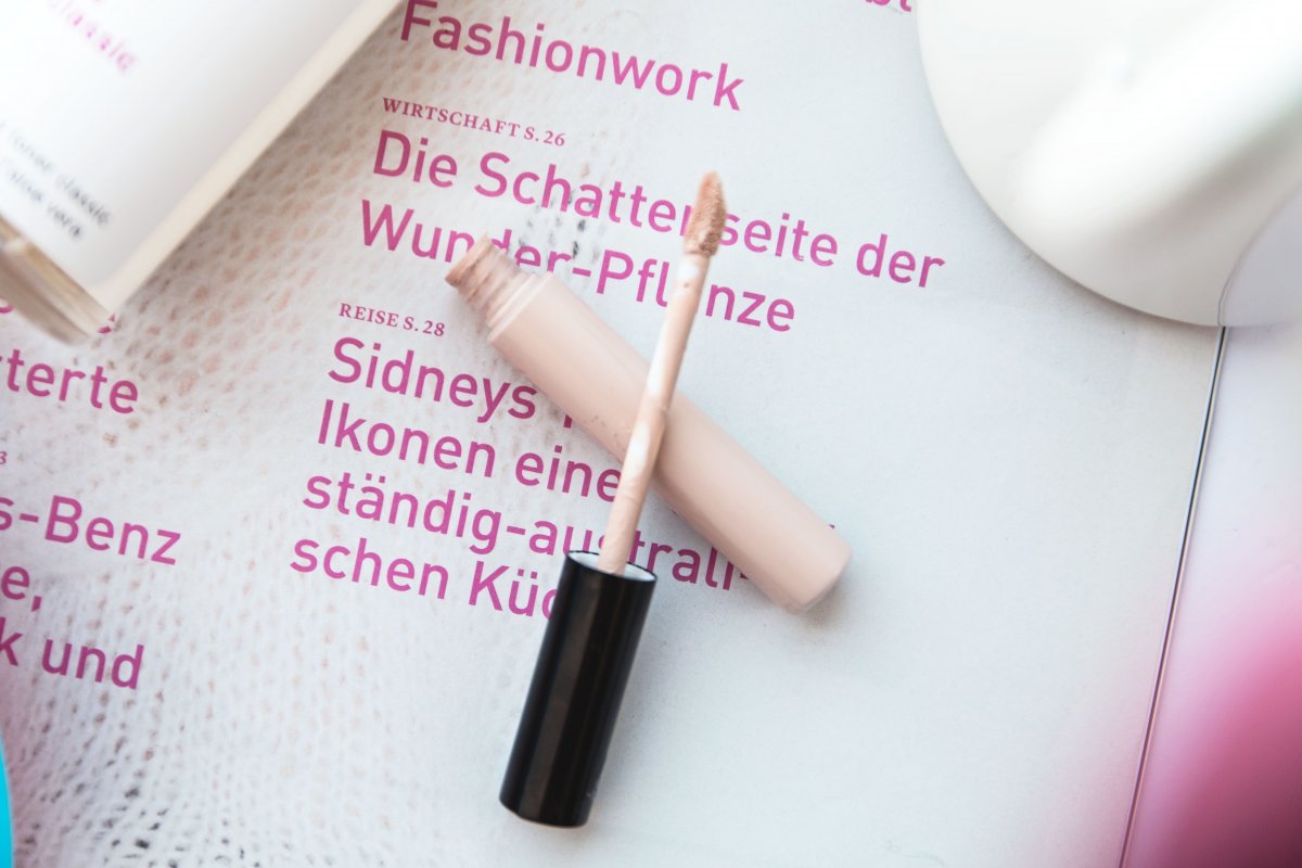 Kleidermädchen präsentiert die April Newcomer in ihrem Beautyschränkchen. Mit dabei Tangle Teezer, Bobbi Brown, Collection 2000, Biotherm und Santaverde