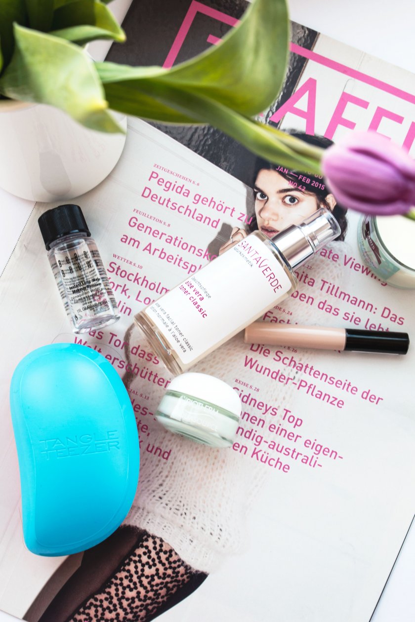 Kleidermädchen präsentiert die April Newcomer in ihrem Beautyschränkchen. Mit dabei Tangle Teezer, Bobbi Brown, Collection 2000, Biotherm und Santaverde