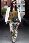 Kleidermädchen präsentiert einen farbenfrohen Frühlingslook mit Blumenprint Hose von Vila und Khaki Top von Topshop. Inspiriert ist der Look von Porto in Portugal. Dazu kombiniert sie einen weißen Blazer und Ballerinas von H&M.