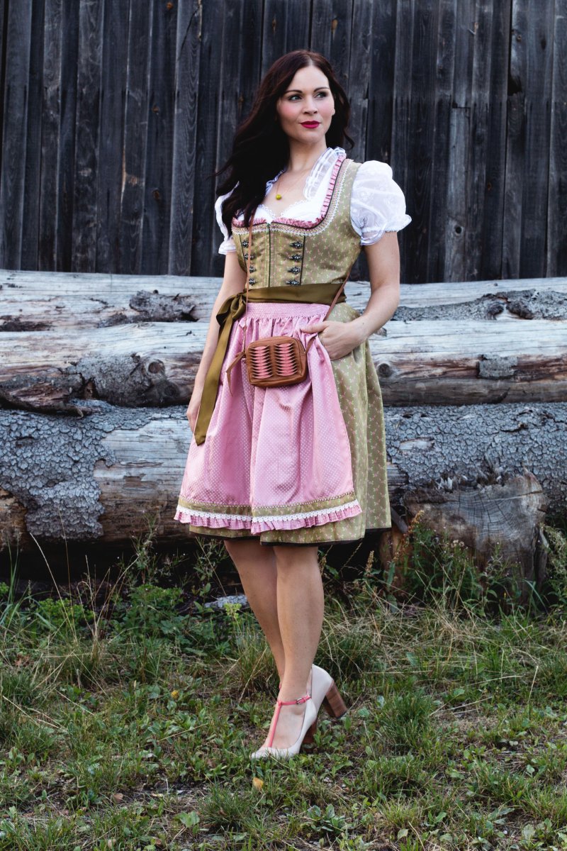 Kleidermaedchen Modeblog, erfurt, thueringen, fashionblogger, outfit, ootd, Modeblogger, Wiesn Outfit 2015, Oktoberfest Look, Dirndl Krüger Madl, Clarks Pumps, Topshop Tasche, LOVJOU Kette, MAC Lippenstift