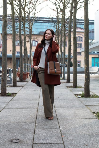 Kleidermaedchen Modeblog, erfurt, thueringen, berlin, fashionblog, Outfit, kleidermaedchen.de, Influencer Marketing und Kommunikation, Outfit, winteroutfit, Zara Marsala Mantel, karierte Boot Cut Hose, Dressforless Stiefeletten, Furla Tasche, Boden Rollkragen Pullover, Daniel Wellington Uhr