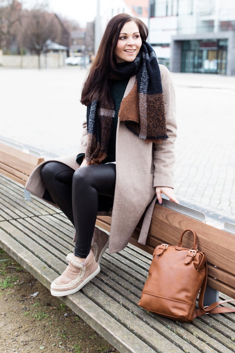 Kleidermaedchen Modeblog, erfurt, thueringen, berlin, fashionblog, Outfit, kleidermaedchen.de, Influencer Marketing und Kommunikation, Outfit, winteroutfit, Masion Scotch Mantel, Mou Eskimo Stiefel, Vila Lederleggings, Hallhuber Schal kariert, Pullover H&M, Rucksack Mint&Berry Zalando, Catrice Nagellack 112 Cha-KIRA