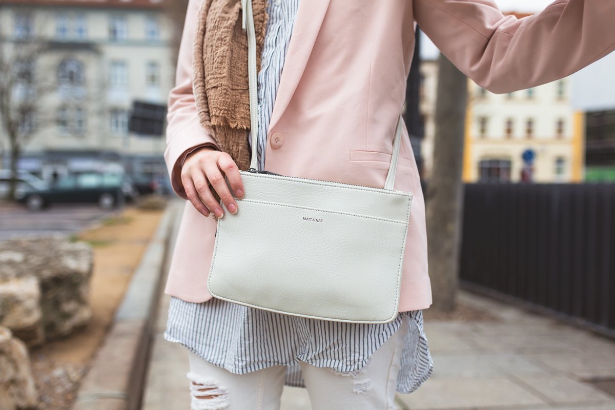 Kleidermaedchen.de Modeblog, erfurt, thueringen, berlin, fashionblog, Outfit, kleidermaedchen.de, Influencer Marketing und Kommunikation, Creator Frühlingsoutfit, spring outfit, Matt & Nat Tasche, Bag, Zara, Scarf, Schal, Blazer Oasis, Jeans Zara, Slipper Kiomi