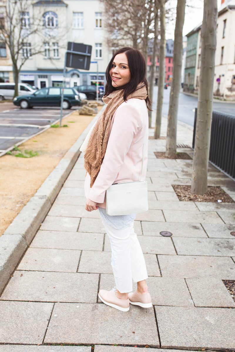 Kleidermaedchen.de Modeblog, erfurt, thueringen, berlin, fashionblog, Outfit, kleidermaedchen.de, Influencer Marketing und Kommunikation, Creator Frühlingsoutfit, spring outfit, Matt & Nat Tasche, Bag, Zara, Scarf, Schal, Blazer Oasis, Jeans Zara, Slipper Kiomi