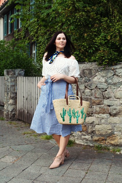 Kleidermaedchen.de Modeblog, erfurt, thueringen, berlin, fashionblog, Fashion Blog, Magazin, Outfit, kleidermaedchen.de, Influencer Marketing und Kommunikation, Creator Frühlingsoutfit, spring outfit, Sommer Outfit, Mango Strohtasche, Zara Lace Up flats, Zara Midi Rock, Lochmuster Off Shoulder bluse, Halstuch, Strandkorb