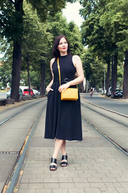 Outfit Kleidermaedchen.de Modeblog, erfurt, thueringen, berlin, fashionblog, Fashion Blog, Magazin, kleidermaedchen.de, Influencer Marketing und Kommunikation, Creator, Sommeroutfit, Outfit mit schwarze, Kleid, Ganni Lennox Bag und Vagabond Sandalen