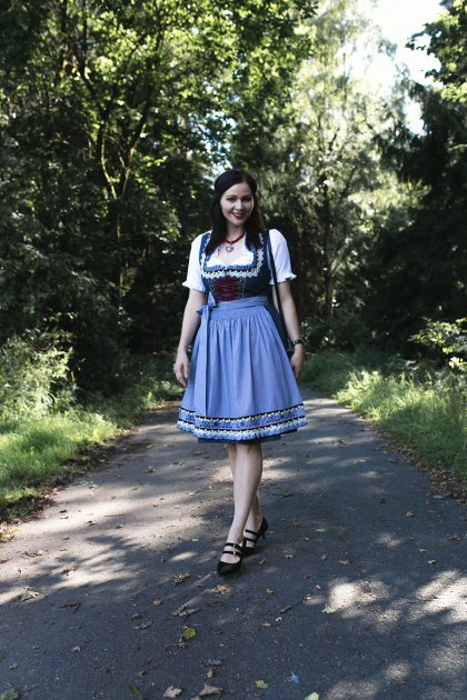 Outfit Kleidermaedchen.de Modeblog, erfurt, thueringen, berlin, fashionblog, Fashion Blog, Magazin, kleidermaedchen.de, Influencer Marketing und Kommunikation, Creator, Sommeroutfit, Herbst Outfit, Wiesn Outfit, Oktoberfest Outfit, Dirndl, Krüger Dindl, Trachten, Fossil Tasche, Zalando, Wiesen Outfit mit Krüger Dirndl