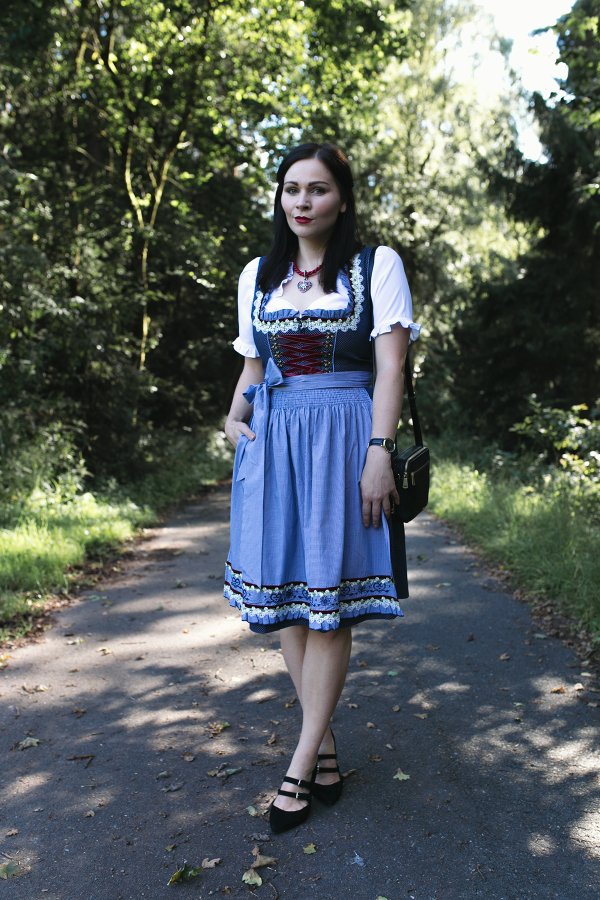 Outfit Kleidermaedchen.de Modeblog, erfurt, thueringen, berlin, fashionblog, Fashion Blog, Magazin, kleidermaedchen.de, Influencer Marketing und Kommunikation, Creator, Sommeroutfit, Herbst Outfit, Wiesn Outfit, Oktoberfest Outfit, Dirndl, Krüger Dindl, Trachten, Fossil Tasche, Zalando, Wiesen Outfit mit Krüger Dirndl