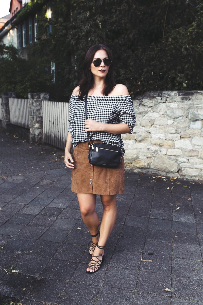 Outfit Kleidermaedchen.de Modeblog, erfurt, thueringen, berlin, fashionblog, Fashion Blog, Magazin, kleidermaedchen.de, Influencer Marketing und Kommunikation, Creator, Sommeroutfit, Herbstoutfit, Mango, Wildlederrock, Gucci Sandals, Ray-Ban Aviator Sonnenbrille, Fossil Piper Toaster Bag, Off-Shoulder Bluse