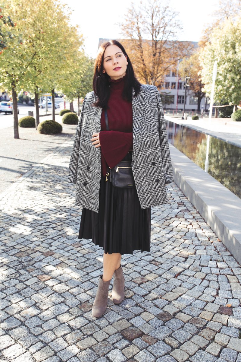 Outfit Kleidermaedchen.de Modeblog, erfurt, thueringen, berlin, fashionblog, Fashion Blog, Magazin, Blogazine, kleidermaedchen.de, Influencer Marketing und Kommunikation, Creator, Herbstoutfit, Mango Faltenrock, Fossil Piper Tasche, Turtleneck, H&M Rollkragenpullover, Zara Boots, karierter Blazer, Checked Blazer