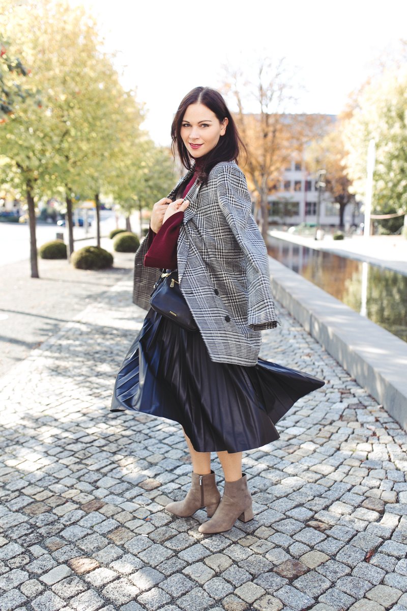 Outfit Kleidermaedchen.de Modeblog, erfurt, thueringen, berlin, fashionblog, Fashion Blog, Magazin, Blogazine, kleidermaedchen.de, Influencer Marketing und Kommunikation, Creator, Herbstoutfit, Mango Faltenrock, Fossil Piper Tasche, Turtleneck, H&M Rollkragenpullover, Zara Boots, karierter Blazer, Checked Blazer