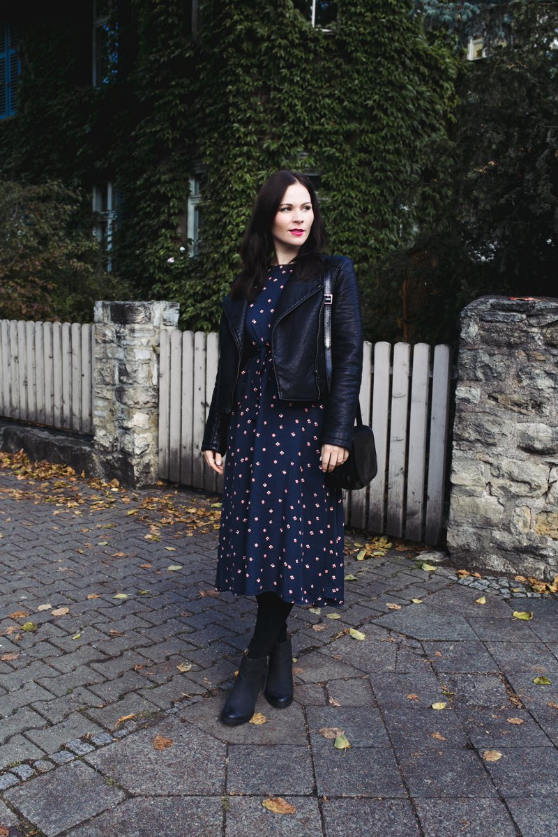 Herbstoutfit mit Midikleid und Lederjacke, Kleidermaedchen.de Modeblog, erfurt, thueringen, berlin, fashionblog, Fashion Blog, Magazin, Blogazine, kleidermaedchen.de, Influencer Marketing und Kommunikation, Creator, Herbstoutfit, Winteroutfit, Topshop Lederjacke, Fossil Piper Bag, H&M Midikleid, Zign Ankle Boots