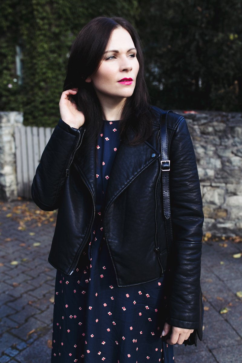 Herbstoutfit mit Midikleid und Lederjacke, Kleidermaedchen.de Modeblog, erfurt, thueringen, berlin, fashionblog, Fashion Blog, Magazin, Blogazine, kleidermaedchen.de, Influencer Marketing und Kommunikation, Creator, Herbstoutfit, Winteroutfit, Topshop Lederjacke, Fossil Piper Bag, H&M Midikleid, Zign Ankle Boots