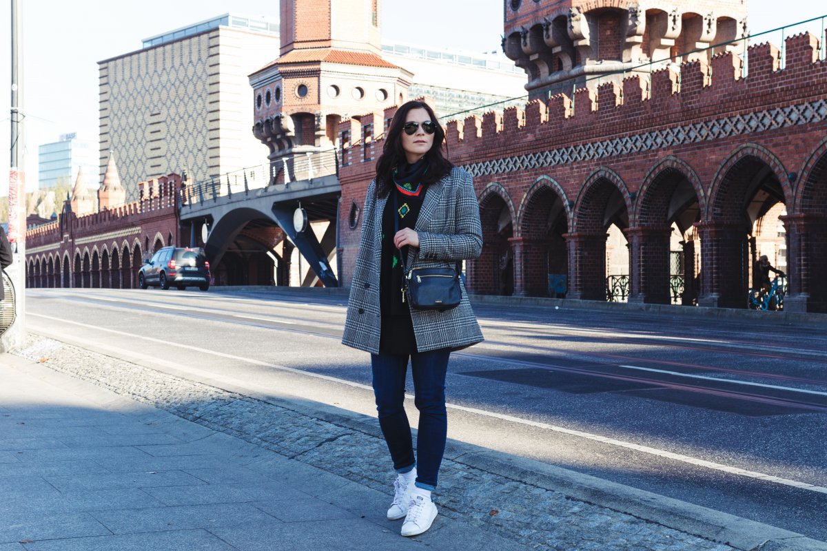 Kleidermaedchen.de Modeblog, erfurt, thueringen, berlin, fashionblog, Fashion Blog, Magazin, Blogazine, kleidermaedchen.de, Influencer Marketing und Kommunikation, Creator, Winteroutfit, karierter Blazer, H&M, Urban Outfitters Jeans, Adidas Stan Smith Sneakers, H&M Kenzo Kollektion Pullover, Halstuch, Fossil Piper Bag, H&M Longtop, Berlinblogger, Oberbaumbrücke Berlin