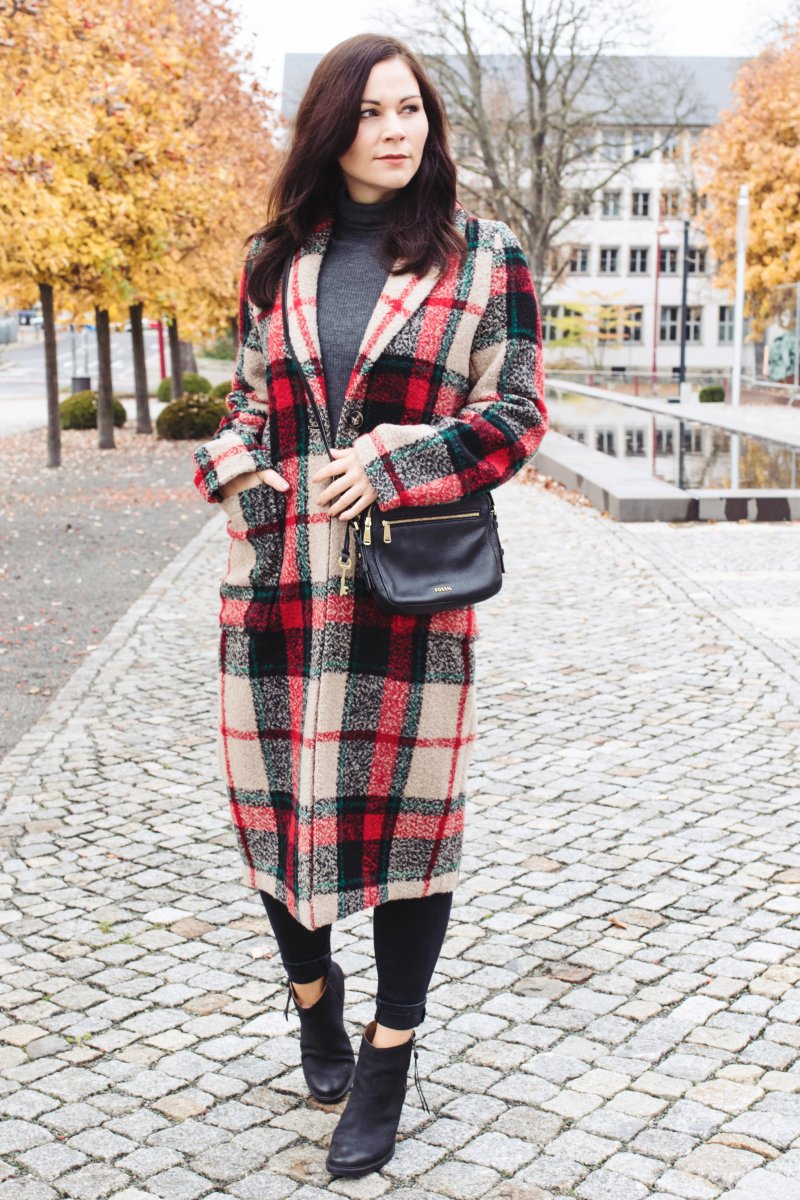 Outdoor Outfit mit Colmar Daunenjacke und Sneakers, Kleidermaedchen.de Modeblog, erfurt, thueringen, berlin, fashionblog, Fashion Blog, Magazin, Blogazine, kleidermaedchen.de, Influencer Marketing und Kommunikation, Creator, Winteroutfit, Fashionkarussell, Bloggerserie, bloggercommunity, H&M Pullover, Samt, Karo, Samt Trend, Winter Trend, Fashionblog, Modeblog, Kleidermaedchen Modeblog, Zara, karierter Mantel, karo, Rollkragen, H&M, Turtleneck, Skinny Jeans Topshop, Fossil Piper Bag, Zign Ankle Boots, Winter Outfit mit kariertem Mantel, Ankle Boots und Fossil Piper Bag