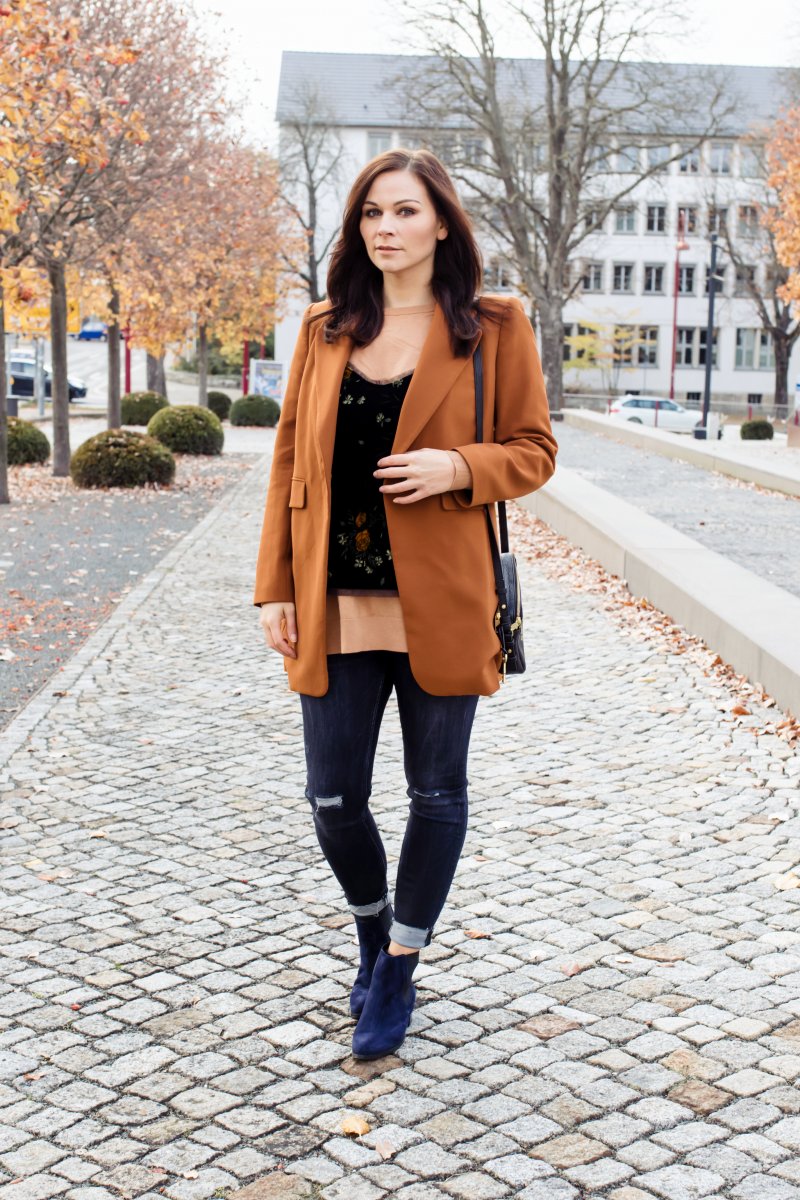 Outdoor Outfit mit Colmar Daunenjacke und Sneakers, Kleidermaedchen.de Modeblog, erfurt, thueringen, berlin, fashionblog, Fashion Blog, Magazin, Blogazine, kleidermaedchen.de, Influencer Marketing und Kommunikation, Creator, Winteroutfit, Fashionkarussell, Bloggerserie, bloggercommunity, H&M Pullover, Samt, Karo, Samt Trend, Winter Trend, Fashionblog, Modeblog, Kleidermaedchen Modeblog, Zara, Skinny Jeans, Ankle Boots Edited the Label, Samt Stiefeletten, Samt Top, Fossil Piper Bag, Blazer 