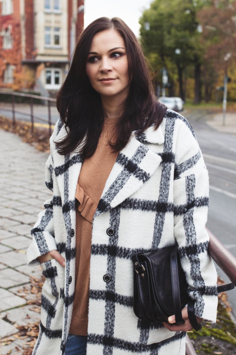 Kleidermaedchen.de Modeblog, erfurt, thueringen, berlin, fashionblog, Fashion Blog, Magazin, Blogazine, kleidermaedchen.de, Influencer Marketing und Kommunikation, Creator, Winteroutfit, Outfit mit Rüschen-Pullover, kariertem Mantel und adidas Stan Smith Sneakers, Edited Mantel, H&M Pullover, Zara Mom Jeans, Maxwell Scott Bag