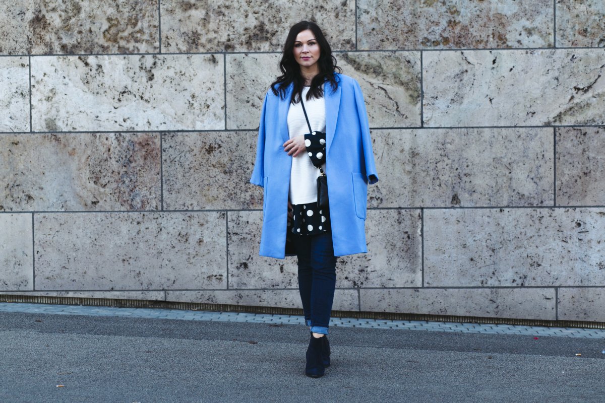 Kleidermaedchen.de Modeblog, erfurt, thueringen, berlin, fashionblog, Fashion Blog, Magazin, Blogazine, kleidermaedchen.de, Influencer Marketing und Kommunikation, Creator, Winteroutfit, Winter Outfit, Fashion Week Berlin 2017, Urban Outfitters Jeans, Edited Ankle Boots, Samt Trend, Cosmoparis Tajou Tasche, H&M Pullover, Zara Mantel, Blauer Mantel, Trompetenärmel, Kleid, MAC Faux Lippenstift