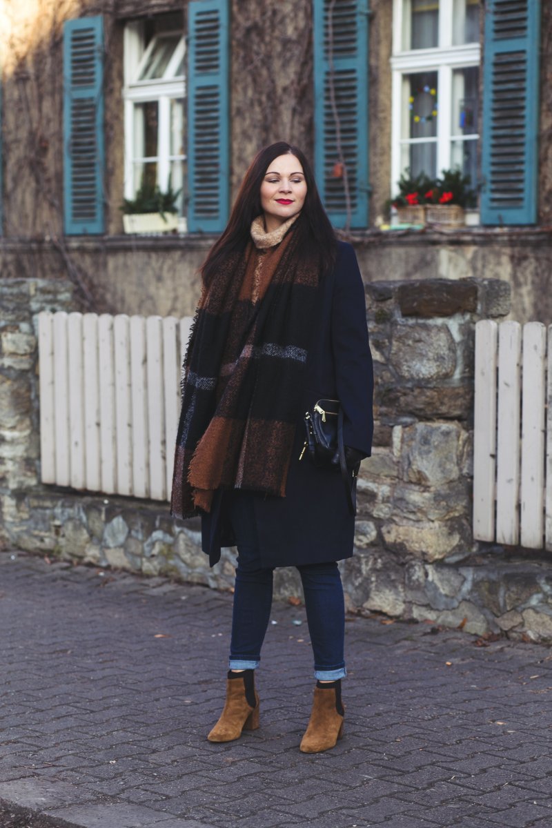 Kleidermaedchen.de Modeblog, erfurt, thueringen, berlin, fashionblog, Fashion Blog, Magazin, Blogazine, kleidermaedchen.de, Influencer Marketing und Kommunikation, Creator, Winteroutfit, Winter Outfit, Fashion Week Berlin 2017, Zara Stiefeletten, Ankle Boots, Fossil Piper Tasche, Urban Outfitters Jeans, Hallhuber Schal, Selected Femme Rollkragenpullover, Oasis Mantel, Wintermantel, Winteroutfit mit Mantel und Stiefeletten