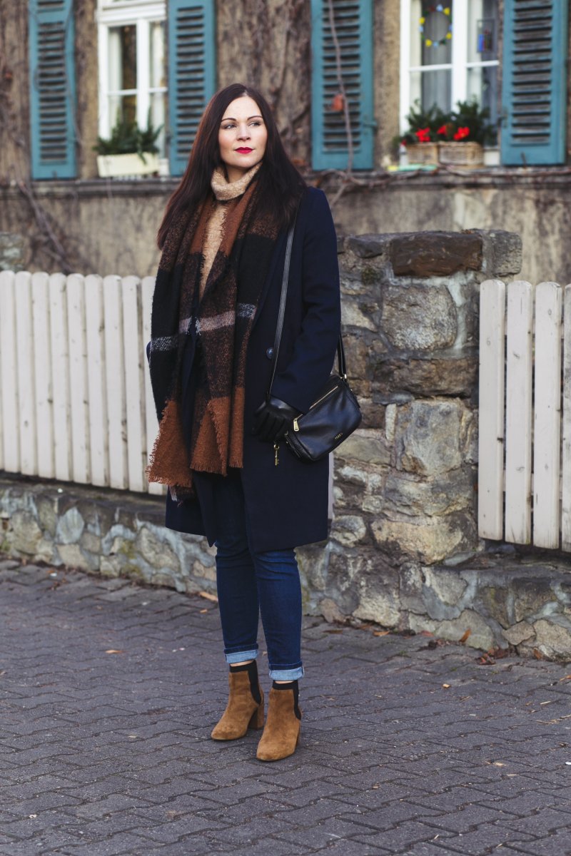 Kleidermaedchen.de Modeblog, erfurt, thueringen, berlin, fashionblog, Fashion Blog, Magazin, Blogazine, kleidermaedchen.de, Influencer Marketing und Kommunikation, Creator, Winteroutfit, Winter Outfit, Fashion Week Berlin 2017, Zara Stiefeletten, Ankle Boots, Fossil Piper Tasche, Urban Outfitters Jeans, Hallhuber Schal, Selected Femme Rollkragenpullover, Oasis Mantel, Wintermantel, Winteroutfit mit Mantel und Stiefeletten