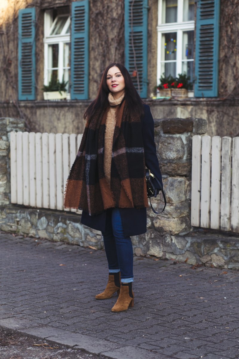 Kleidermaedchen.de Modeblog, erfurt, thueringen, berlin, fashionblog, Fashion Blog, Magazin, Blogazine, kleidermaedchen.de, Influencer Marketing und Kommunikation, Creator, Winteroutfit, Winter Outfit, Fashion Week Berlin 2017, Zara Stiefeletten, Ankle Boots, Fossil Piper Tasche, Urban Outfitters Jeans, Hallhuber Schal, Selected Femme Rollkragenpullover, Oasis Mantel, Wintermantel, Winteroutfit mit Mantel und Stiefeletten