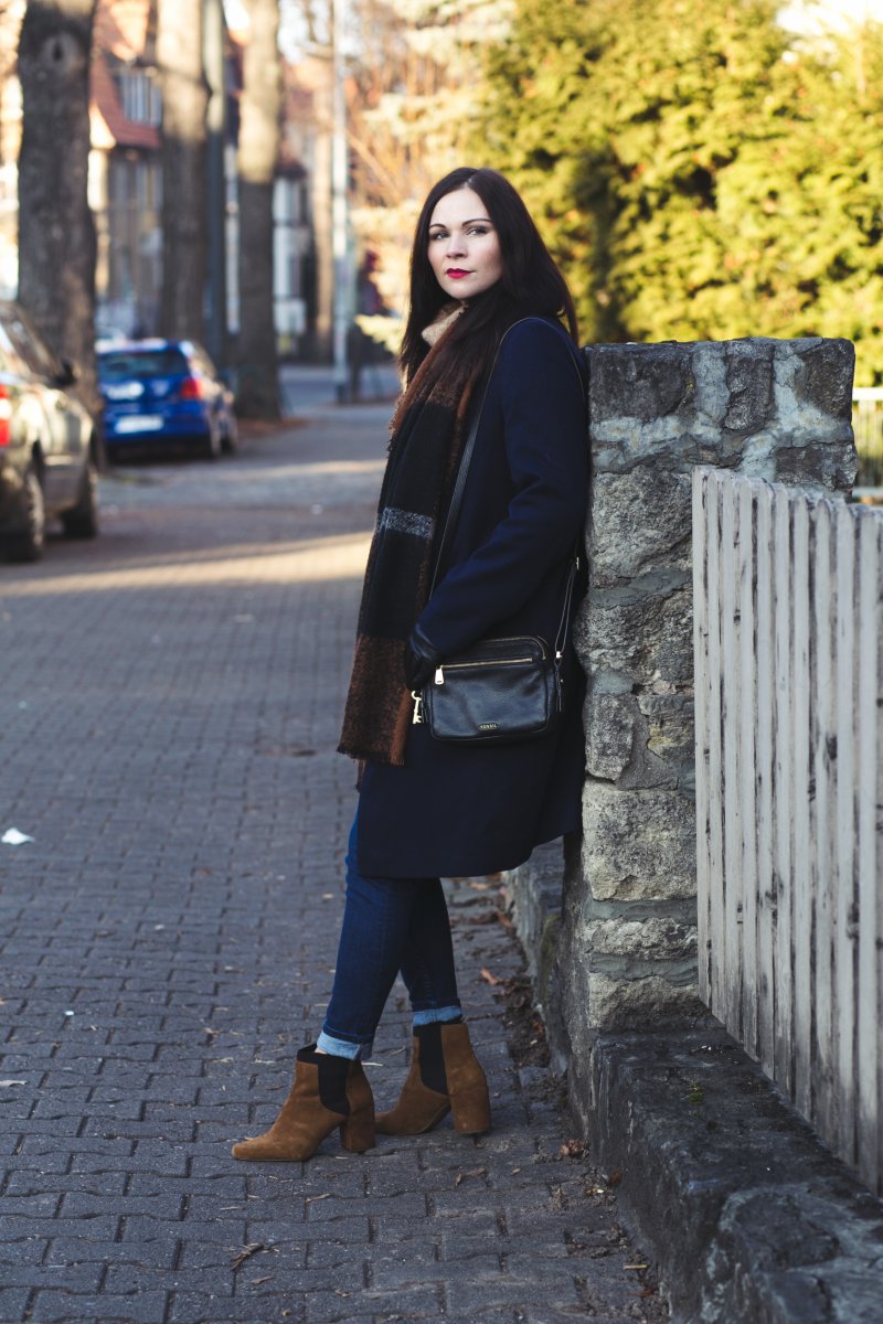 Kleidermaedchen.de Modeblog, erfurt, thueringen, berlin, fashionblog, Fashion Blog, Magazin, Blogazine, kleidermaedchen.de, Influencer Marketing und Kommunikation, Creator, Winteroutfit, Winter Outfit, Fashion Week Berlin 2017, Zara Stiefeletten, Ankle Boots, Fossil Piper Tasche, Urban Outfitters Jeans, Hallhuber Schal, Selected Femme Rollkragenpullover, Oasis Mantel, Wintermantel, Winteroutfit mit Mantel und Stiefeletten