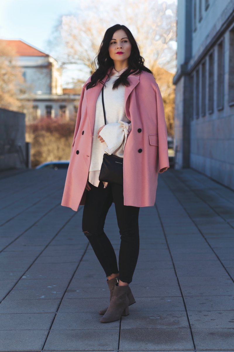 Kleidermaedchen.de Modeblog, erfurt, thueringen, berlin, fashionblog, Fashion Blog, Magazin, Blogazine, kleidermaedchen.de, Influencer Marketing und Kommunikation, Creator, Winteroutfit, Winter Outfit, Fashion Week Berlin 2017, Zara Pastell-Rosa Wintermantel, Stiefeletten, Gucci Sonnenbrille, Cosmoparis Tasche, Schwarze Jeans New Look, Bluse, Pullover