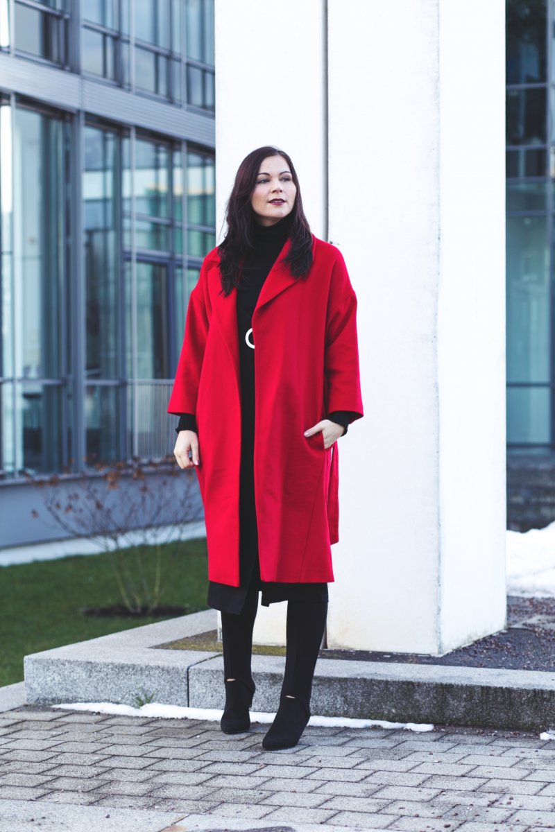 Kleidermaedchen.de Modeblog, erfurt, thueringen, berlin, fashionblog, Fashion Blog, Magazin, Blogazine, kleidermaedchen.de, Influencer Marketing und Kommunikation, Creator, Winteroutfit, Winter Outfit, Fashion Week Berlin 2017, Trendfarbe Rot, Roter Mantel, Mango Mantel, Rollkragenpullover Zara, Steghose H&M, Stiefeletten, MAC Retro Lippenstift, Kleid Mango, Midikleid