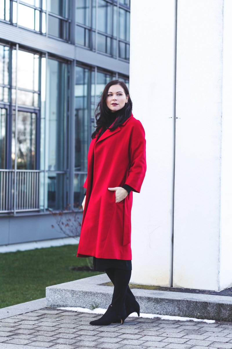 Kleidermaedchen.de Modeblog, erfurt, thueringen, berlin, fashionblog, Fashion Blog, Magazin, Blogazine, kleidermaedchen.de, Influencer Marketing und Kommunikation, Creator, Winteroutfit, Winter Outfit, Fashion Week Berlin 2017, Trendfarbe Rot, Roter Mantel, Mango Mantel, Rollkragenpullover Zara, Steghose H&M, Stiefeletten, MAC Retro Lippenstift, Kleid Mango, Midikleid