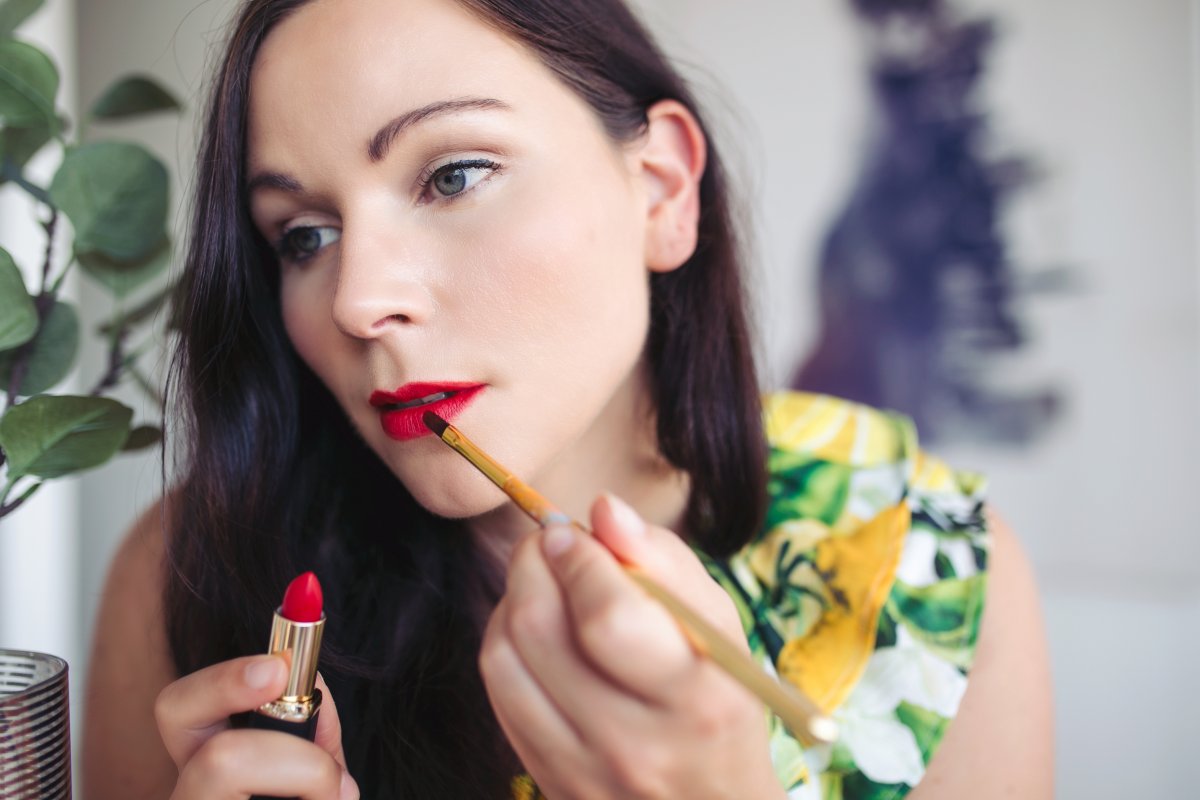 Lippenstift auftragen, Lippenstift länger haltbar machen, Sommer-Lippenstifte, Kleidermaedchen Modeblog, Magazin, erfurt, thueringen, berlin, Beautyblog, kleidermaedchen.de, Influencer Marketing und Kommunikation, Beauty, Beauty-Tutorial, Rote Lippen im Sommer, Sommerlippenstift, L.O.V Lipaffair Lip Definer, Chanel Poudre Universelle Libre, Zoeva 134 Luxe Powder Fusion, Lush Lip Scrub Mint, Weleda Lip Balm Nude, Weleda Lippenpflege Everron, Jacks Beauty Line Lippenpinsel, L’oreal Color Riche Matte 346 Scarlet Silhouette