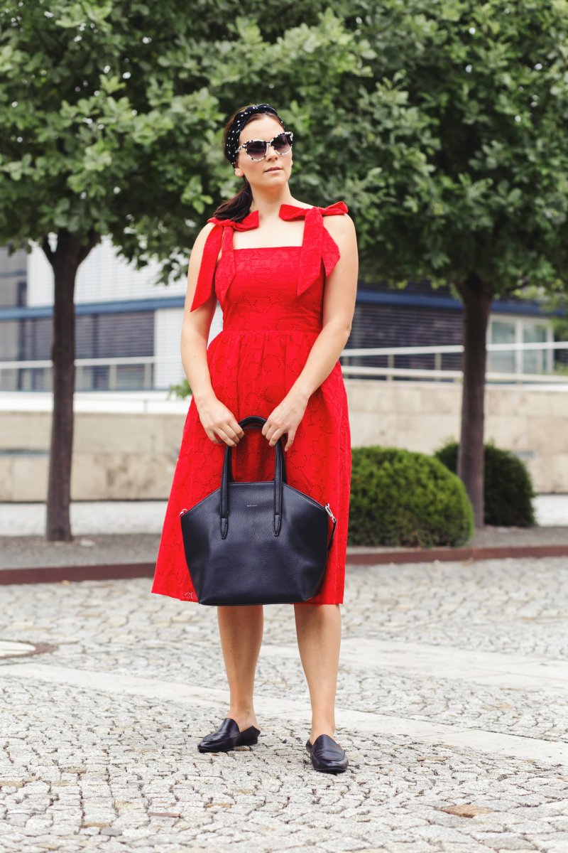 Rotes Kleid mit Lochstickerei, Matt & Nat Baxter Tasche und Haarband, Sommer Outfit mit rotem Kleid, H&M Trend Kleid, Stella McCartney Sonnenbrille, Sommerkleid, www.kleidermaedchen.de, Modeblog, Mode Blog, Erfurt, Thüringen, Fashion Blog, Magazin, Blogazine, Influencer Marketing und Kommunikation, Social Media Marketing, Fashion Magazin, Outfit Blog, Outfit 2017, Streetstyle, Pinterest Outfit Inspiration