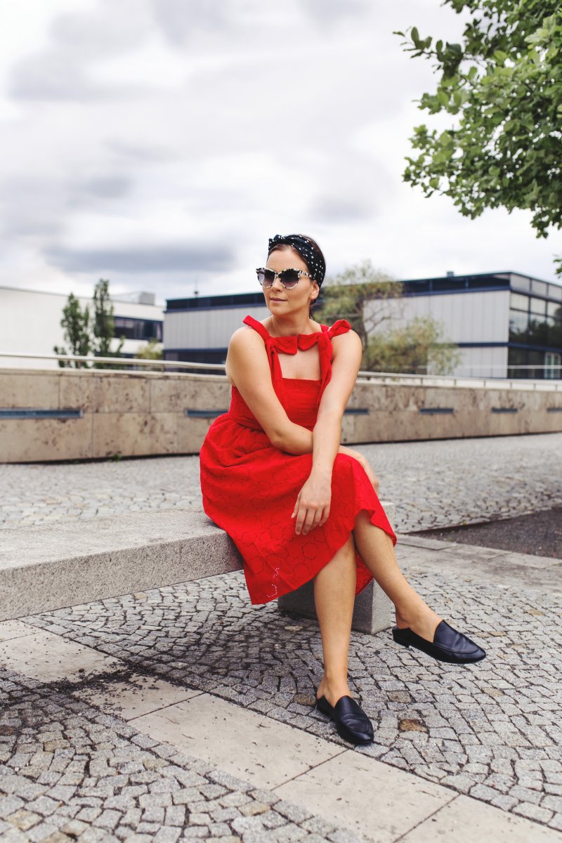 Rotes Kleid mit Lochstickerei, Matt & Nat Baxter Tasche und Haarband, Sommer Outfit mit rotem Kleid, H&M Trend Kleid, Stella McCartney Sonnenbrille, Sommerkleid, www.kleidermaedchen.de, Modeblog, Mode Blog, Erfurt, Thüringen, Fashion Blog, Magazin, Blogazine, Influencer Marketing und Kommunikation, Social Media Marketing, Fashion Magazin, Outfit Blog, Outfit 2017, Streetstyle, Pinterest Outfit Inspiration