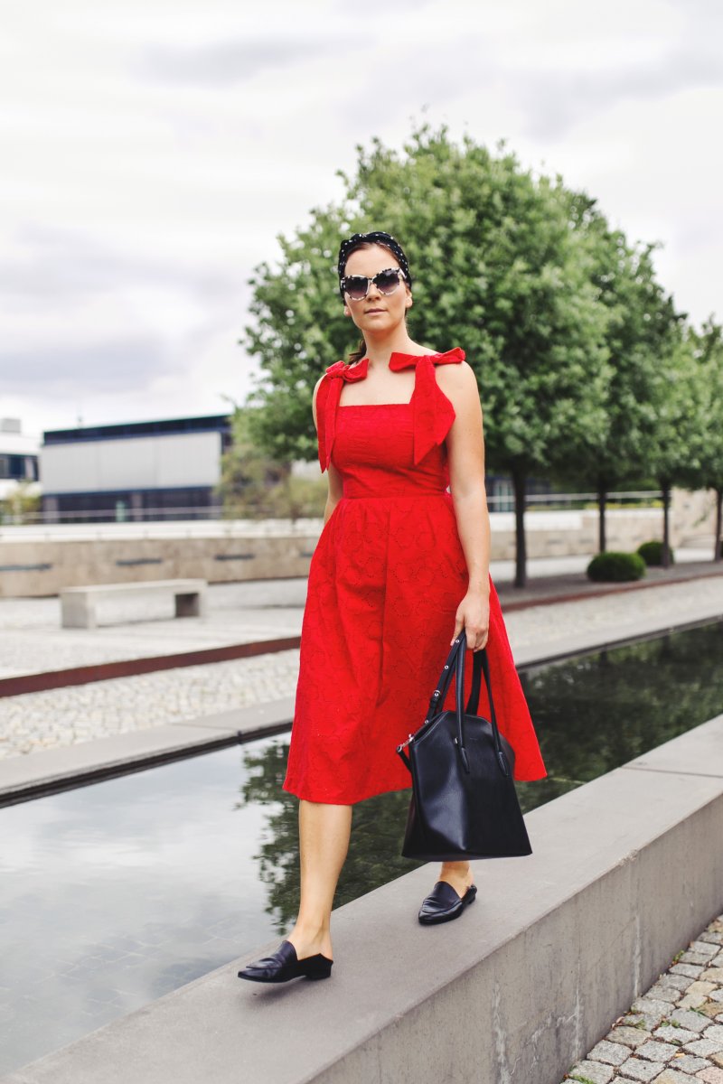 Rotes Kleid mit Lochstickerei, Matt & Nat Baxter Tasche und Haarband, Sommer Outfit mit rotem Kleid, H&M Trend Kleid, Stella McCartney Sonnenbrille, Sommerkleid, www.kleidermaedchen.de, Modeblog, Mode Blog, Erfurt, Thüringen, Fashion Blog, Magazin, Blogazine, Influencer Marketing und Kommunikation, Social Media Marketing, Fashion Magazin, Outfit Blog, Outfit 2017, Streetstyle, Pinterest Outfit Inspiration