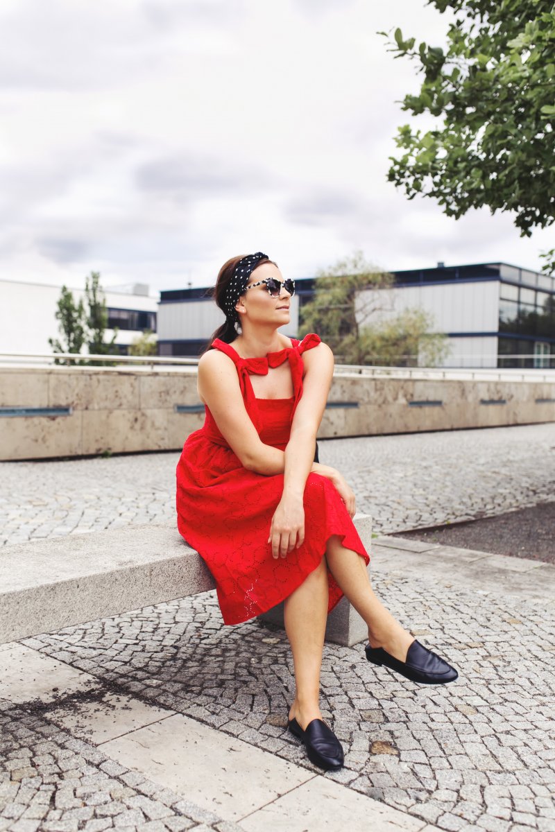 Rotes Kleid mit Lochstickerei, Matt & Nat Baxter Tasche und Haarband, Sommer Outfit mit rotem Kleid, H&M Trend Kleid, Stella McCartney Sonnenbrille, Sommerkleid, www.kleidermaedchen.de, Modeblog, Mode Blog, Erfurt, Thüringen, Fashion Blog, Magazin, Blogazine, Influencer Marketing und Kommunikation, Social Media Marketing, Fashion Magazin, Outfit Blog, Outfit 2017, Streetstyle, Pinterest Outfit Inspiration