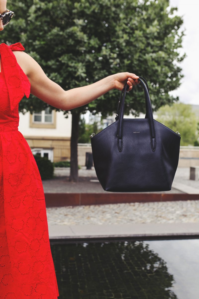 Rotes Kleid mit Lochstickerei, Matt & Nat Baxter Tasche und Haarband, Sommer Outfit mit rotem Kleid, H&M Trend Kleid, Stella McCartney Sonnenbrille, Sommerkleid, www.kleidermaedchen.de, Modeblog, Mode Blog, Erfurt, Thüringen, Fashion Blog, Magazin, Blogazine, Influencer Marketing und Kommunikation, Social Media Marketing, Fashion Magazin, Outfit Blog, Outfit 2017, Streetstyle, Pinterest Outfit Inspiration