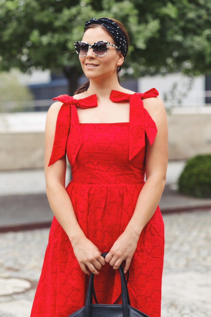 Rotes Kleid mit Lochstickerei, Matt & Nat Baxter Tasche und Haarband, Sommer Outfit mit rotem Kleid, H&M Trend Kleid, Stella McCartney Sonnenbrille, Sommerkleid, www.kleidermaedchen.de, Modeblog, Mode Blog, Erfurt, Thüringen, Fashion Blog, Magazin, Blogazine, Influencer Marketing und Kommunikation, Social Media Marketing, Fashion Magazin, Outfit Blog, Outfit 2017, Streetstyle, Pinterest Outfit Inspiration