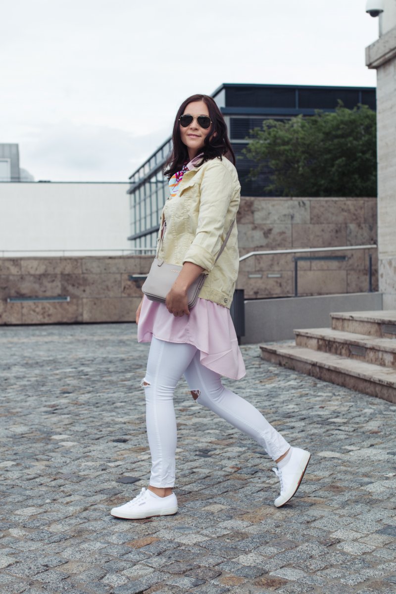 Sommer Outfit mit gelber Jeansjacke, Superga Sneakers, Everyday Denim Style, Mango Jeansjacke, Outfit of the Day, Ray-Ban Aviator Sonnenbrille, Topshop Jeans, Liu Jo Tasche, www. Kleidermaedchen.de Modeblog, Erfurt, Thueringen, Leipzig, Fashionblog, Fashion Blog, Magazin, Blogazine, Influencer Marketing und Kommunikation, Creator, Jessika Weisse, Fashionblog, Fashion Magazin, Fashion Blog, Outfitblog, Blogger Outfit Inspiration, Streetstyle, Modeblog, Lifestyle Magazin