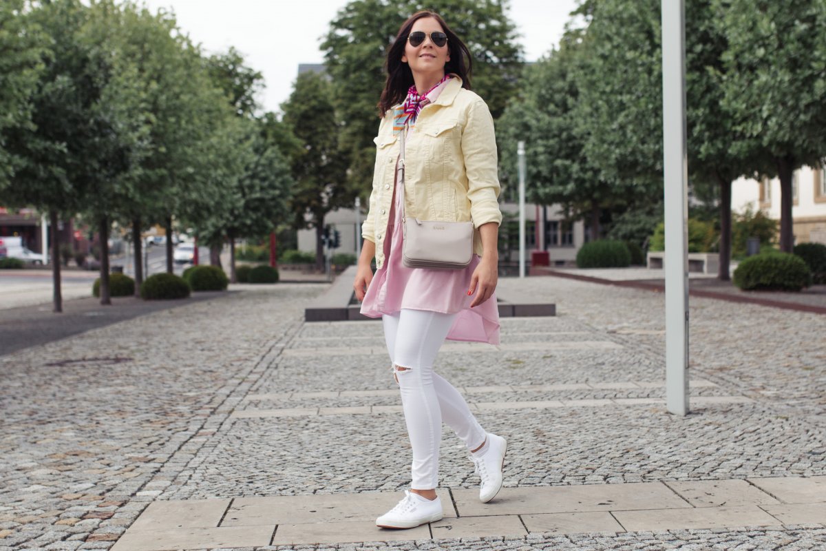 Sommer Outfit mit gelber Jeansjacke, Superga Sneakers, Everyday Denim Style, Mango Jeansjacke, Outfit of the Day, Ray-Ban Aviator Sonnenbrille, Topshop Jeans, Liu Jo Tasche, www. Kleidermaedchen.de Modeblog, Erfurt, Thueringen, Leipzig, Fashionblog, Fashion Blog, Magazin, Blogazine, Influencer Marketing und Kommunikation, Creator, Jessika Weisse, Fashionblog, Fashion Magazin, Fashion Blog, Outfitblog, Blogger Outfit Inspiration, Streetstyle, Modeblog, Lifestyle Magazin