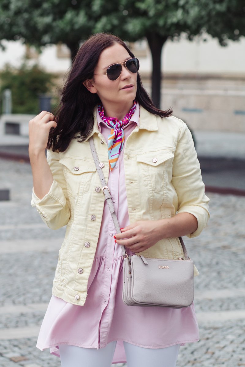 Sommer Outfit mit gelber Jeansjacke, Superga Sneakers, Everyday Denim Style, Mango Jeansjacke, Outfit of the Day, Ray-Ban Aviator Sonnenbrille, Topshop Jeans, Liu Jo Tasche, www. Kleidermaedchen.de Modeblog, Erfurt, Thueringen, Leipzig, Fashionblog, Fashion Blog, Magazin, Blogazine, Influencer Marketing und Kommunikation, Creator, Jessika Weisse, Fashionblog, Fashion Magazin, Fashion Blog, Outfitblog, Blogger Outfit Inspiration, Streetstyle, Modeblog, Lifestyle Magazin