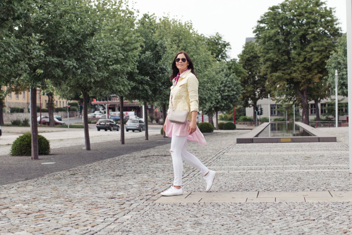 Sommer Outfit mit gelber Jeansjacke, Superga Sneakers, Everyday Denim Style, Mango Jeansjacke, Outfit of the Day, Ray-Ban Aviator Sonnenbrille, Topshop Jeans, Liu Jo Tasche, www. Kleidermaedchen.de Modeblog, Erfurt, Thueringen, Leipzig, Fashionblog, Fashion Blog, Magazin, Blogazine, Influencer Marketing und Kommunikation, Creator, Jessika Weisse, Fashionblog, Fashion Magazin, Fashion Blog, Outfitblog, Blogger Outfit Inspiration, Streetstyle, Modeblog, Lifestyle Magazin