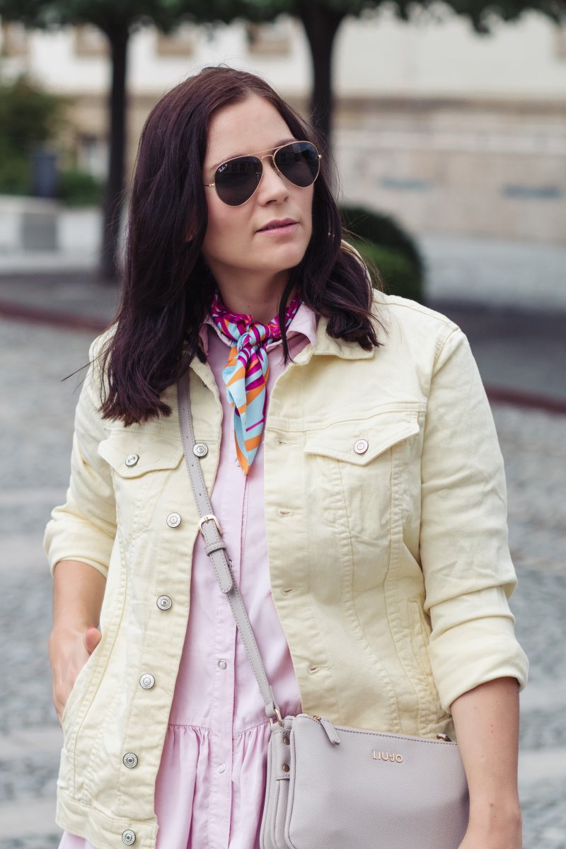 Sommer Outfit mit gelber Jeansjacke, Superga Sneakers, Everyday Denim Style, Mango Jeansjacke, Outfit of the Day, Ray-Ban Aviator Sonnenbrille, Topshop Jeans, Liu Jo Tasche, www. Kleidermaedchen.de Modeblog, Erfurt, Thueringen, Leipzig, Fashionblog, Fashion Blog, Magazin, Blogazine, Influencer Marketing und Kommunikation, Creator, Jessika Weisse, Fashionblog, Fashion Magazin, Fashion Blog, Outfitblog, Blogger Outfit Inspiration, Streetstyle, Modeblog, Lifestyle Magazin